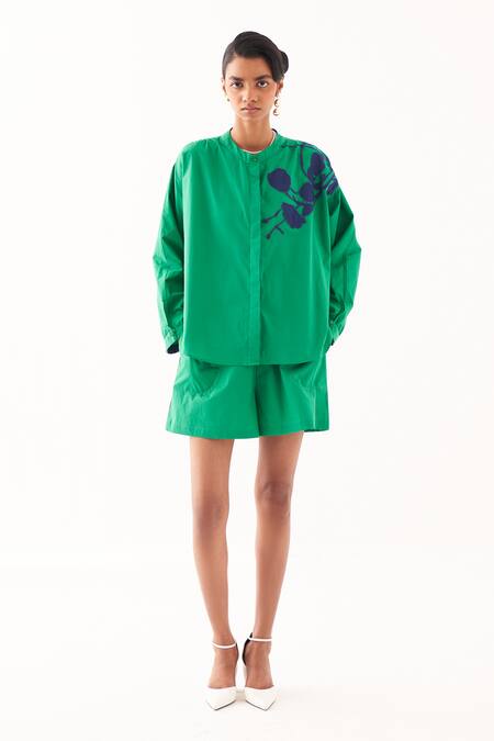 Shop OFRIDA Emerald Green Cotton Anti-fit Shorts at Aza Fashions Shop_OFRIDA_Emerald Green Cotton Anti-fit Shorts_at_Aza_Fashions