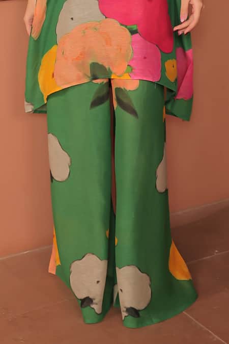 Surkh Syahi_Green Linen Embroidery V-neck Pankhudi Floral Kaftan Set _Online_at_Aza_Fashions