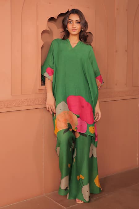 Buy_Surkh Syahi_Green Linen Embroidery V-neck Pankhudi Floral Kaftan Set 