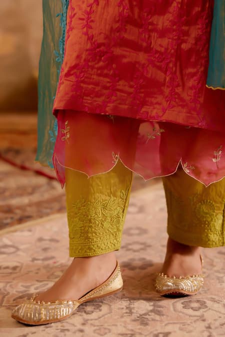 Naaz By Noor_Pink Chanderi, Tissue Embroidery V-neck Hot Kurta Set With Dupatta _Online_at_Aza_Fashions