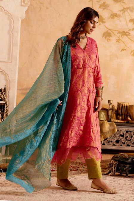 Naaz By Noor_Pink Chanderi, Tissue Embroidery V-neck Hot Kurta Set With Dupatta _at_Aza_Fashions