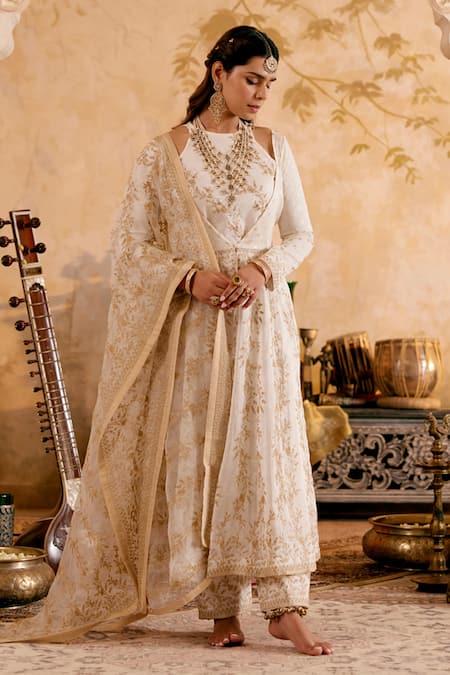 Shop Naaz By Noor White Chanderi, Organza Embroidery Round Neck Kurta Set With Dupatta at Aza Fashions Shop_Naaz By Noor_White Chanderi, Organza Embroidery Round Neck Kurta Set With Dupatta _at_Aza_Fashions