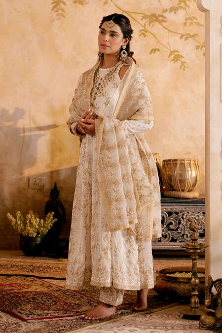 Shop Naaz By Noor White Chanderi, Organza Embroidery Round Neck Kurta Set With Dupatta Online at Aza Fashions Shop_Naaz By Noor_White Chanderi, Organza Embroidery Round Neck Kurta Set With Dupatta _Online_at_Aza_Fashions