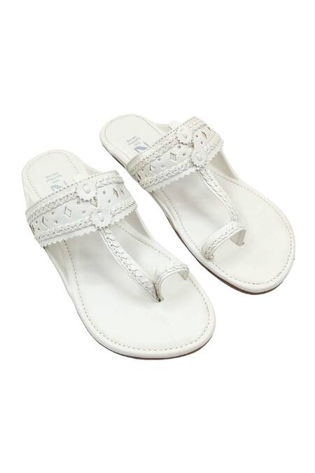 Buy_The Madras Trunk_White Haiku Rang Kolhapuri Flats 