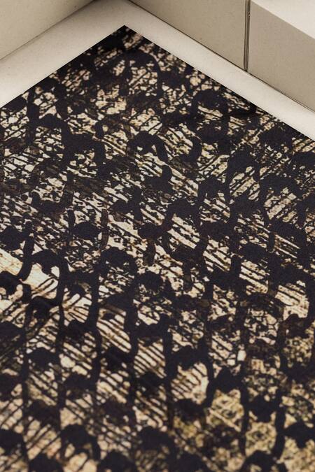 Unallume By Nisha_Black Sleek Noir Silk Pocket Square _Online_at_Aza_Fashions