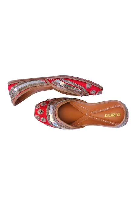 Buy_Kurrbat_Red Floral Zardozi Embroidered Juttis _Online_at_Aza_Fashions