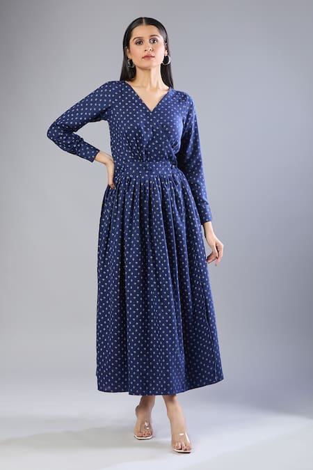 Samyukta Singhania_Blue Embroidery V-neck Butti Flex Cotton Midi Dress _at_Aza_Fashions