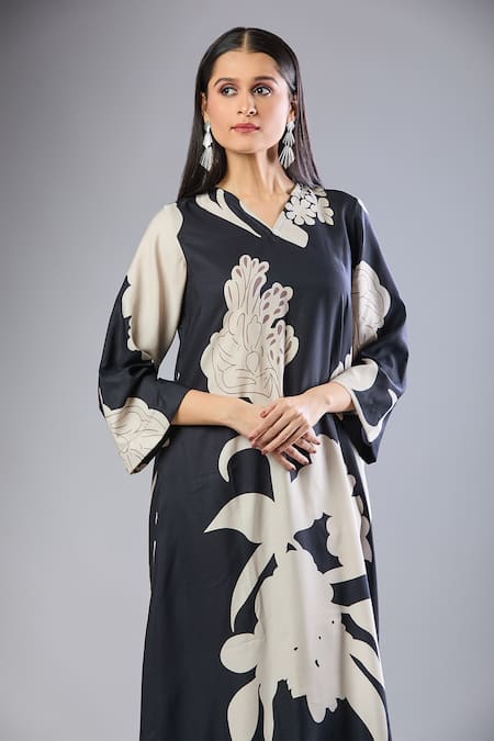 Shop Samyukta Singhania Black Cotton V-neck Printed Kurta And Pant Set Online at Aza Fashions Shop_Samyukta Singhania_Black Cotton V-neck Printed Kurta And Pant Set _Online_at_Aza_Fashions