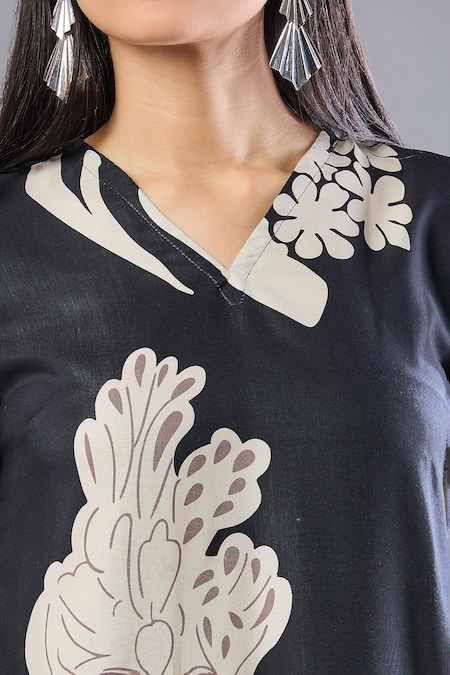 Samyukta Singhania Black Cotton V-neck Printed Kurta And Pant Set at Aza Fashions Samyukta Singhania_Black Cotton V-neck Printed Kurta And Pant Set _at_Aza_Fashions