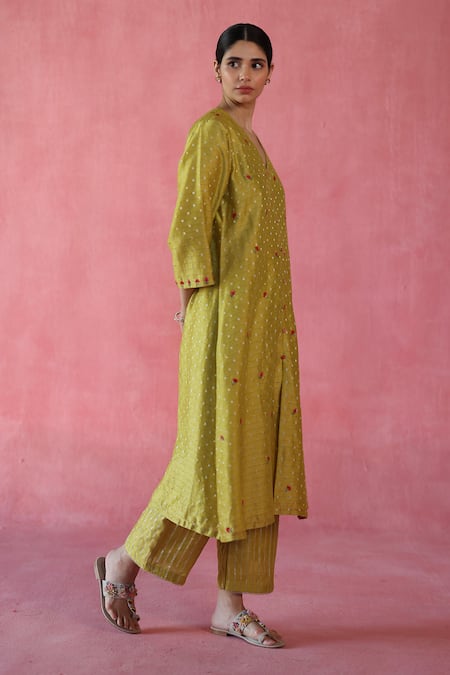 Begum Yellow Chanderi Silk, Silk, Organza Beads, Embroidery V-neck Zari Kurta Set Online at Aza Fashions Begum_Yellow Chanderi Silk, Silk, Organza Beads, Embroidery V-neck Zari Kurta Set _Online_at_Aza_Fashions