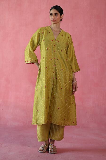 Buy Begum Yellow Chanderi Silk, Silk, Organza Beads, Embroidery V-neck Zari Kurta Set Online at Aza Fashions Buy_Begum_Yellow Chanderi Silk, Silk, Organza Beads, Embroidery V-neck Zari Kurta Set _Online_at_Aza_Fashions