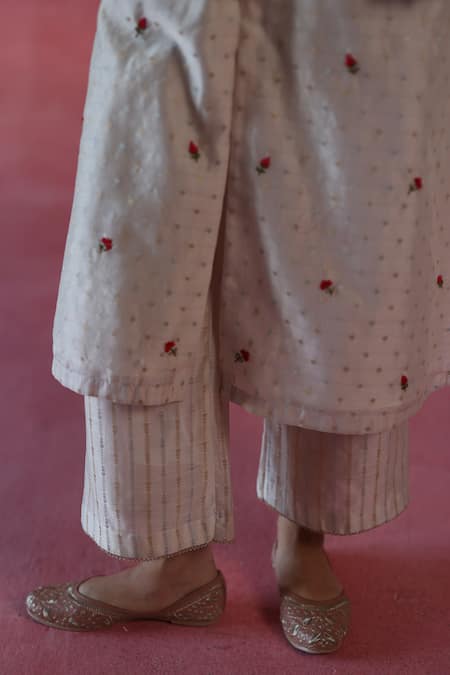 Buy_Begum_Ivory Chanderi Silk, Silk, Organza Beads, Embroidery Split Zari Booti Kurta Set _Online_at_Aza_Fashions