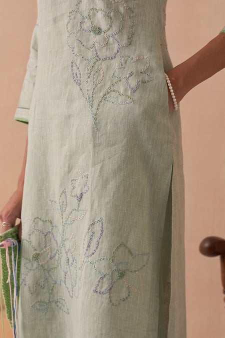 Buy_Kasturi Kundal_Green Linen Embroidery Round Neck Kurta Set _Online_at_Aza_Fashions