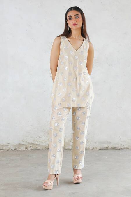 Saksham & Neharicka_Beige Embroidery, Applique V-neck Floral Co-ord Set With Cape _at_Aza_Fashions