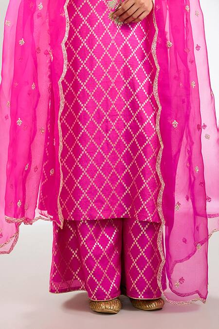 Payal Singhal_Pink Organza Embroidery Split V-neck Hot Kurta Set _Online_at_Aza_Fashions