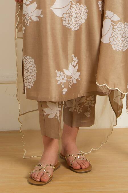 Arcvsh By Pallavi Singh_Beige Silk, Chanderi Embroidery Mandarin Collar Pleated Yoke Kurta Set _Online_at_Aza_Fashions