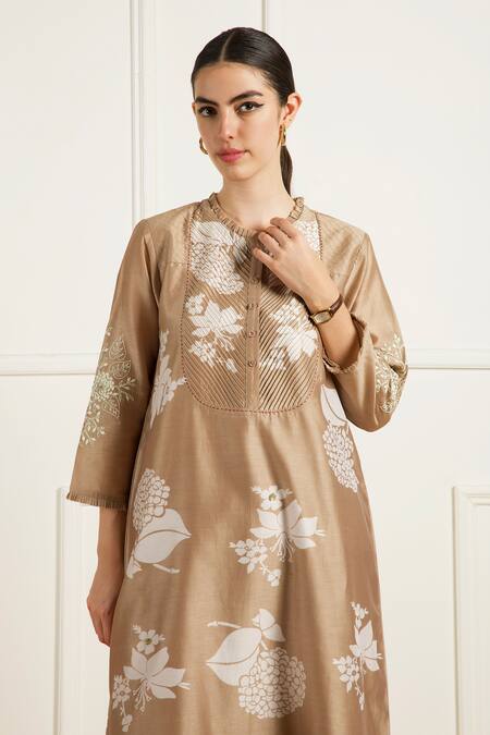 Arcvsh By Pallavi Singh_Beige Silk, Chanderi Embroidery Mandarin Collar Pleated Yoke Kurta Set _at_Aza_Fashions