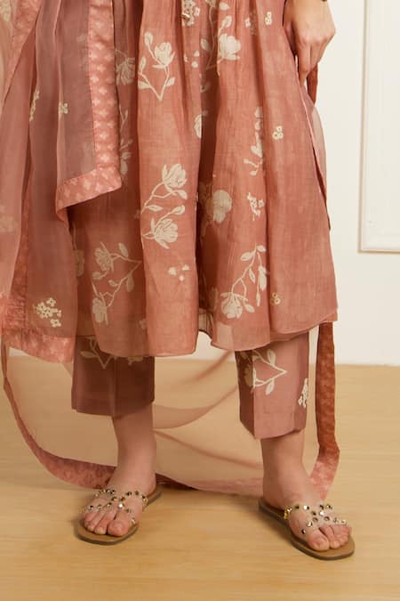 Arcvsh By Pallavi Singh Peach Chanderi, Silk Embroidery Round Neck Almond Pleated Kurta Set Online at Aza Fashions Arcvsh By Pallavi Singh_Peach Chanderi, Silk Embroidery Round Neck Almond Pleated Kurta Set _Online_at_Aza_Fashions