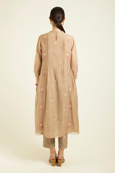 Shop Arcvsh By Pallavi Singh Beige Muslin, Chanderi, Silk Embroidery Round Neck Pleated Kurta Set at Aza Fashions Shop_Arcvsh By Pallavi Singh_Beige Muslin, Chanderi, Silk Embroidery Round Neck Pleated Kurta Set _at_Aza_Fashions