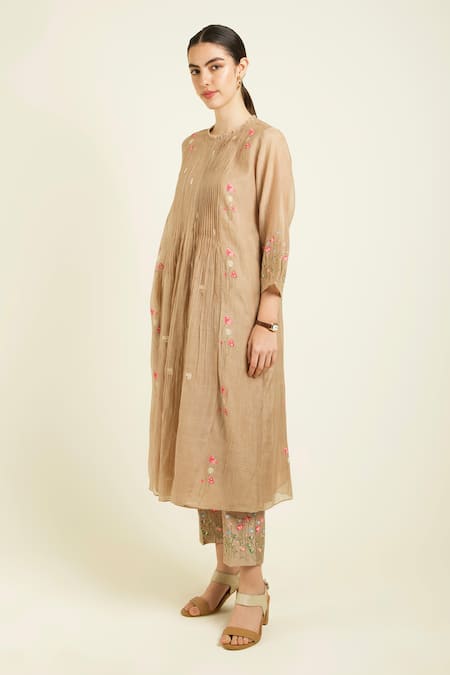 Arcvsh By Pallavi Singh Beige Muslin, Chanderi, Silk Embroidery Round Neck Pleated Kurta Set Online at Aza Fashions Arcvsh By Pallavi Singh_Beige Muslin, Chanderi, Silk Embroidery Round Neck Pleated Kurta Set _Online_at_Aza_Fashions