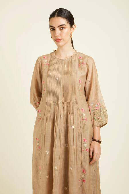 Arcvsh By Pallavi Singh Beige Muslin, Chanderi, Silk Embroidery Round Neck Pleated Kurta Set at Aza Fashions Arcvsh By Pallavi Singh_Beige Muslin, Chanderi, Silk Embroidery Round Neck Pleated Kurta Set _at_Aza_Fashions