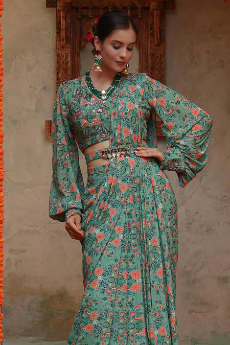 Gazab by Miku Kumar_Green Georgette Embroidery V-neck Boho Print Pre-draped Saree Set _Online_at_Aza_Fashions