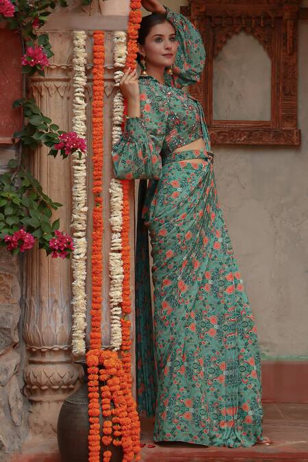 Gazab by Miku Kumar_Green Georgette Embroidery V-neck Boho Print Pre-draped Saree Set _at_Aza_Fashions