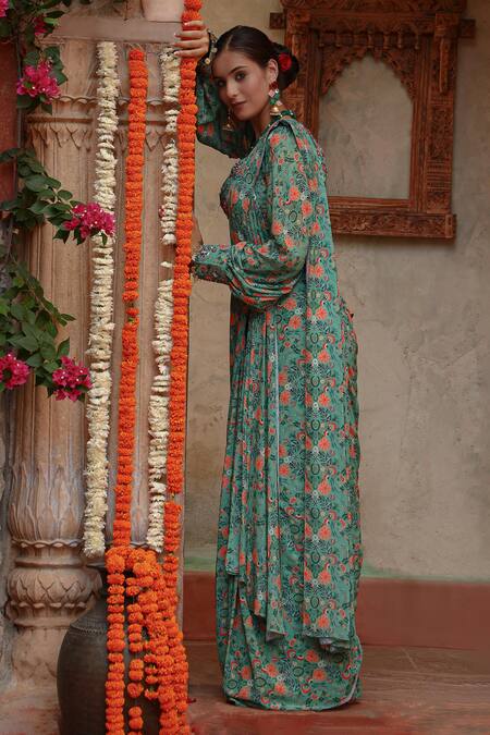 Buy_Gazab by Miku Kumar_Green Georgette Embroidery V-neck Boho Print Pre-draped Saree Set 