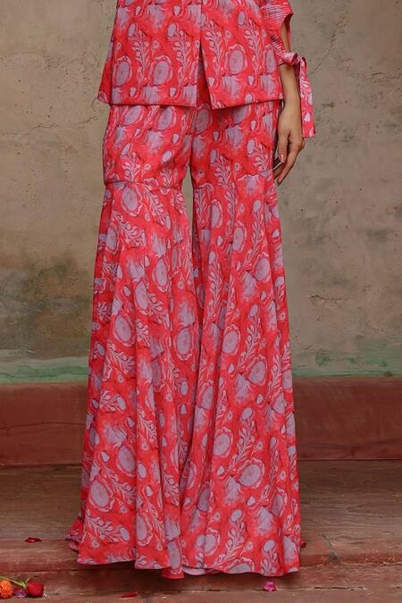 Gazab by Miku Kumar_Red Georgette Embroidery V-neck Hand Kurta Set _Online_at_Aza_Fashions