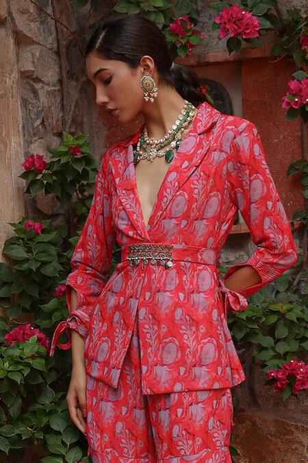 Buy_Gazab by Miku Kumar_Red Georgette Embroidery V-neck Hand Kurta Set _Online_at_Aza_Fashions