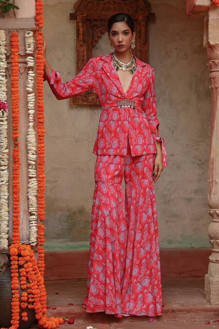 Shop_Gazab by Miku Kumar_Red Georgette Embroidery V-neck Hand Kurta Set _Online_at_Aza_Fashions