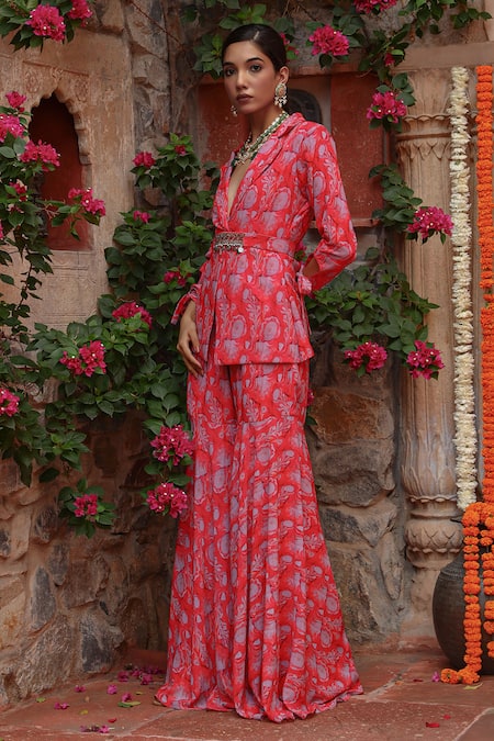 Buy_Gazab by Miku Kumar_Red Georgette Embroidery V-neck Hand Kurta Set 