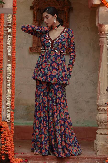 Gazab by Miku Kumar_Purple Georgette V-neck Madhubani Print Kurta And Sharara Set _Online_at_Aza_Fashions