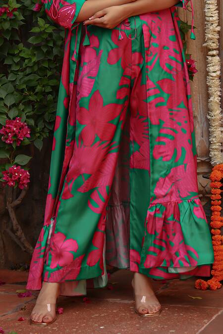 Gazab by Miku Kumar_Green Silk Embroidery Floral Print Cape Pant Set _Online_at_Aza_Fashions