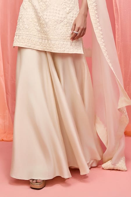 Vasavi Shah_Ivory Organza, Silk Pearls, Sequins Round Neck Thread Applique Kurta Set _Online_at_Aza_Fashions