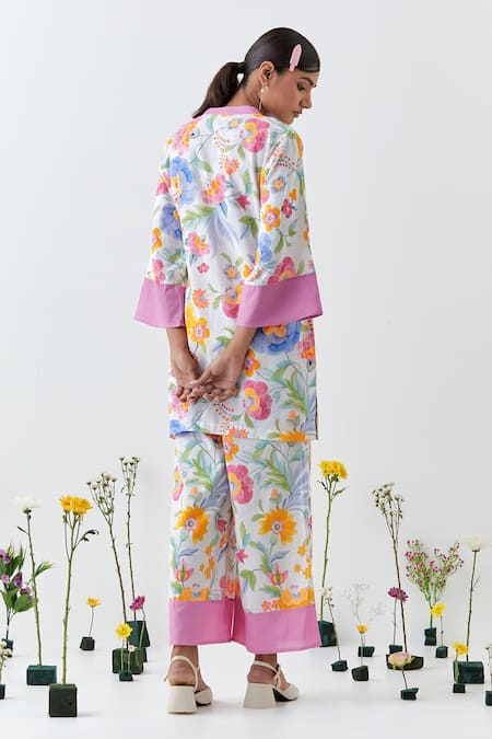 Chrkha Floral Printed White Kurta Set 