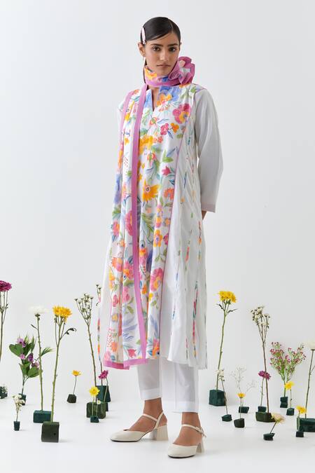 Buy_Chrkha_White Cotton Round Neck Floral Printed Kurta Set With Dupatta _Online_at_Aza_Fashions