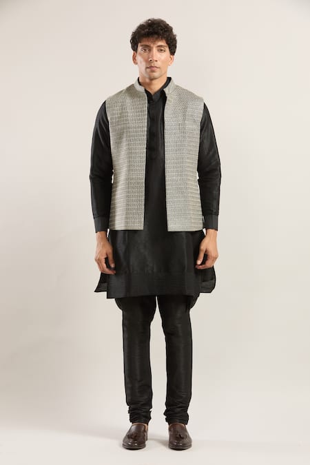 Buy Rng Safawala Black Embroidery Contrast Thread Bundi Set Buy_Rng Safawala_Black Embroidery Contrast Thread Bundi Set