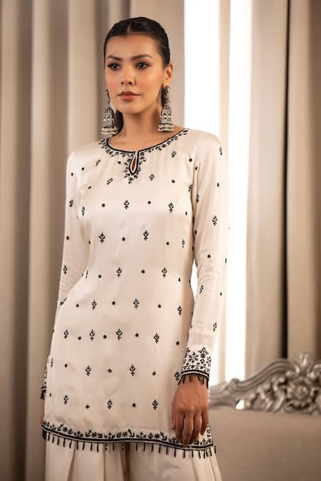 Buy_Esha Koul_White Embroidery Round Neck Kurta Set With Dupatta _Online_at_Aza_Fashions