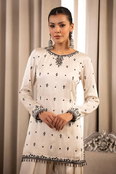 Esha Koul_White Embroidery Round Neck Kurta Set With Dupatta _at_Aza_Fashions