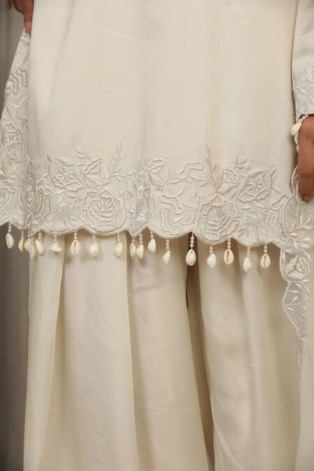 Esha Koul_White Organza Cut Work Split V-neck Embroidered Kurta Set _at_Aza_Fashions