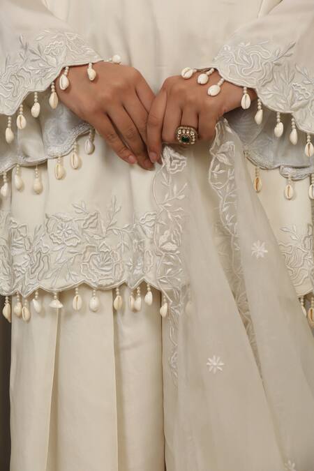 Buy_Esha Koul_White Organza Cut Work Split V-neck Embroidered Kurta Set 