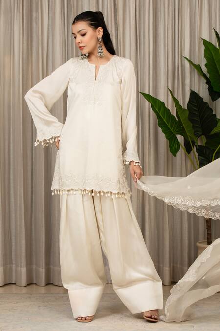 Shop Esha Koul White Organza Cut Work Split V-neck Embroidered Kurta Set Shop_Esha Koul_White Organza Cut Work Split V-neck Embroidered Kurta Set