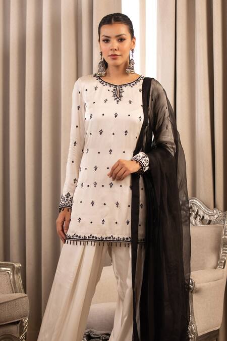 Esha Koul_White Embroidery Round Neck Kurta Set With Organza Dupatta _Online_at_Aza_Fashions