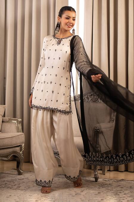 Buy_Esha Koul_White Embroidery Round Neck Kurta Set With Organza Dupatta _Online_at_Aza_Fashions