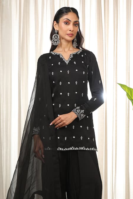 Esha Koul_Black Embroidery Split V-neck Kurta Set With Dupatta _Online_at_Aza_Fashions