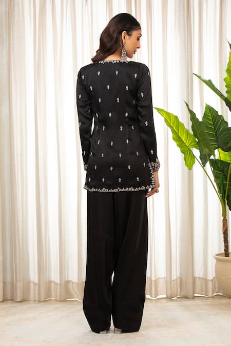 Shop_Esha Koul_Black Embroidery Split V-neck Kurta Set With Dupatta _at_Aza_Fashions