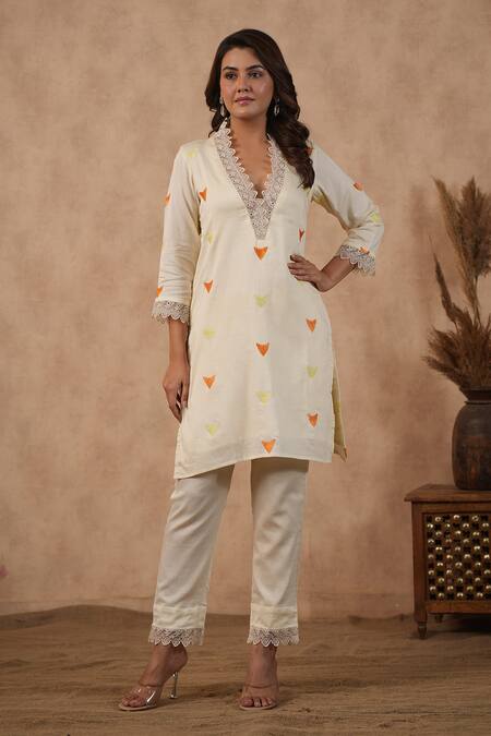 Buy_Masoomm_Off White Silk, Cotton, Organza Lace, Embroidery V-neck Kurta Set _Online_at_Aza_Fashions