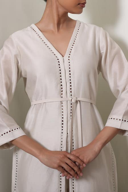 Chokhi Chorri_Ivory Chanderi Silk Cut Work V-neck Paneled Kurta Set With Belt _at_Aza_Fashions