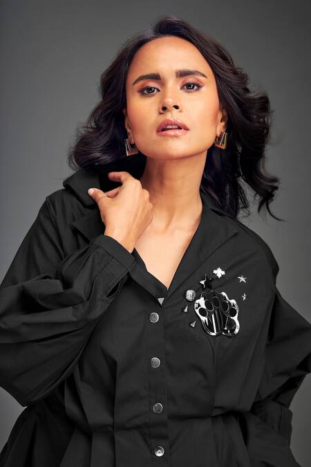 Deepika Arora Black Cotton Metallic Thread Split V-neck Structured Co-ord Set Online at Aza Fashions Deepika Arora_Black Cotton Metallic Thread Split V-neck Structured Co-ord Set _Online_at_Aza_Fashions